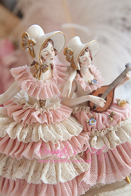드레스덴 - ladies play the mandolin with pink colors ... 
