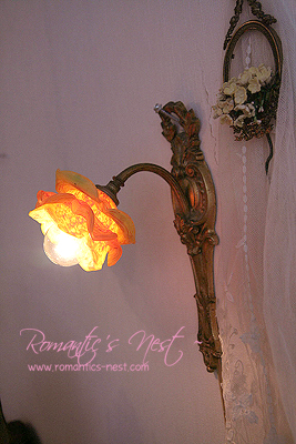로맨틱한 산뜻함..프렌치 브론즈의 디테일 with 오렌지 옐로 러플 쉐이드 램프....(1개 남았어요)