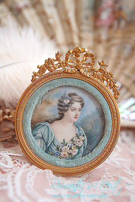 Madame de Parabere ....블루빛의 아름다움으로 길트 브론즈 라운딩 아이보리 프레임....